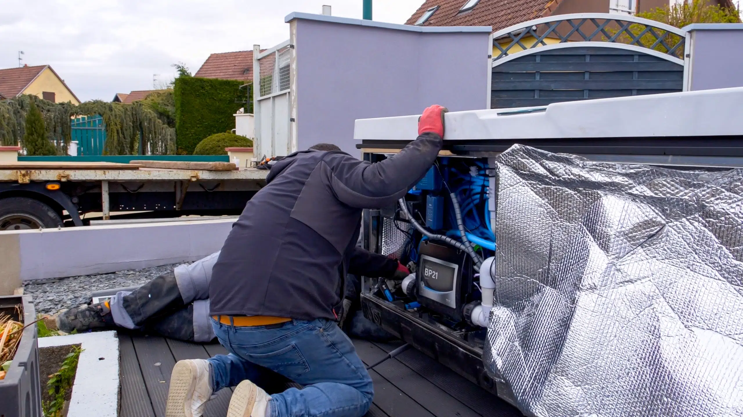 Technicien Only Spa intervenant sur un spa en extérieur pour un service après-vente / installation