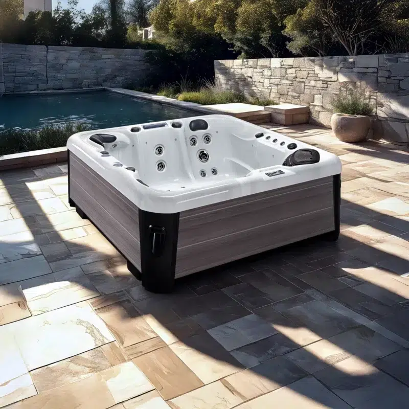 Maupiti – Spa 5 places à un super rapport qualité / prix par Vendom, disponible chez Only Spa - White Marble - Vue de face