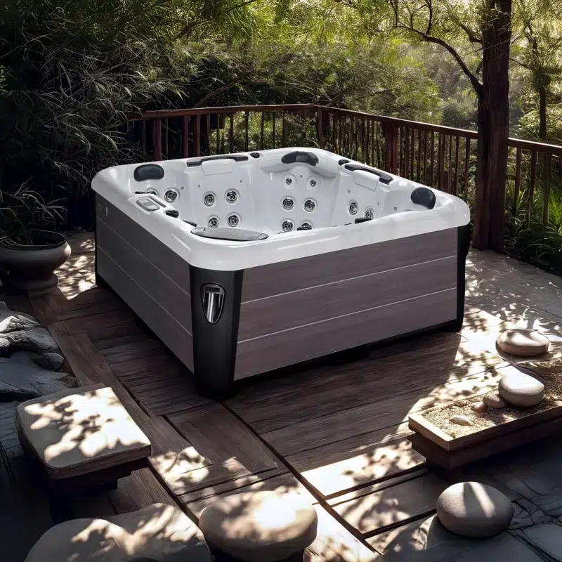 Moana – Spa 5 places performant et à un prix accessible par Vendom, disponible chez Only Spa - White Marble - Vue de face