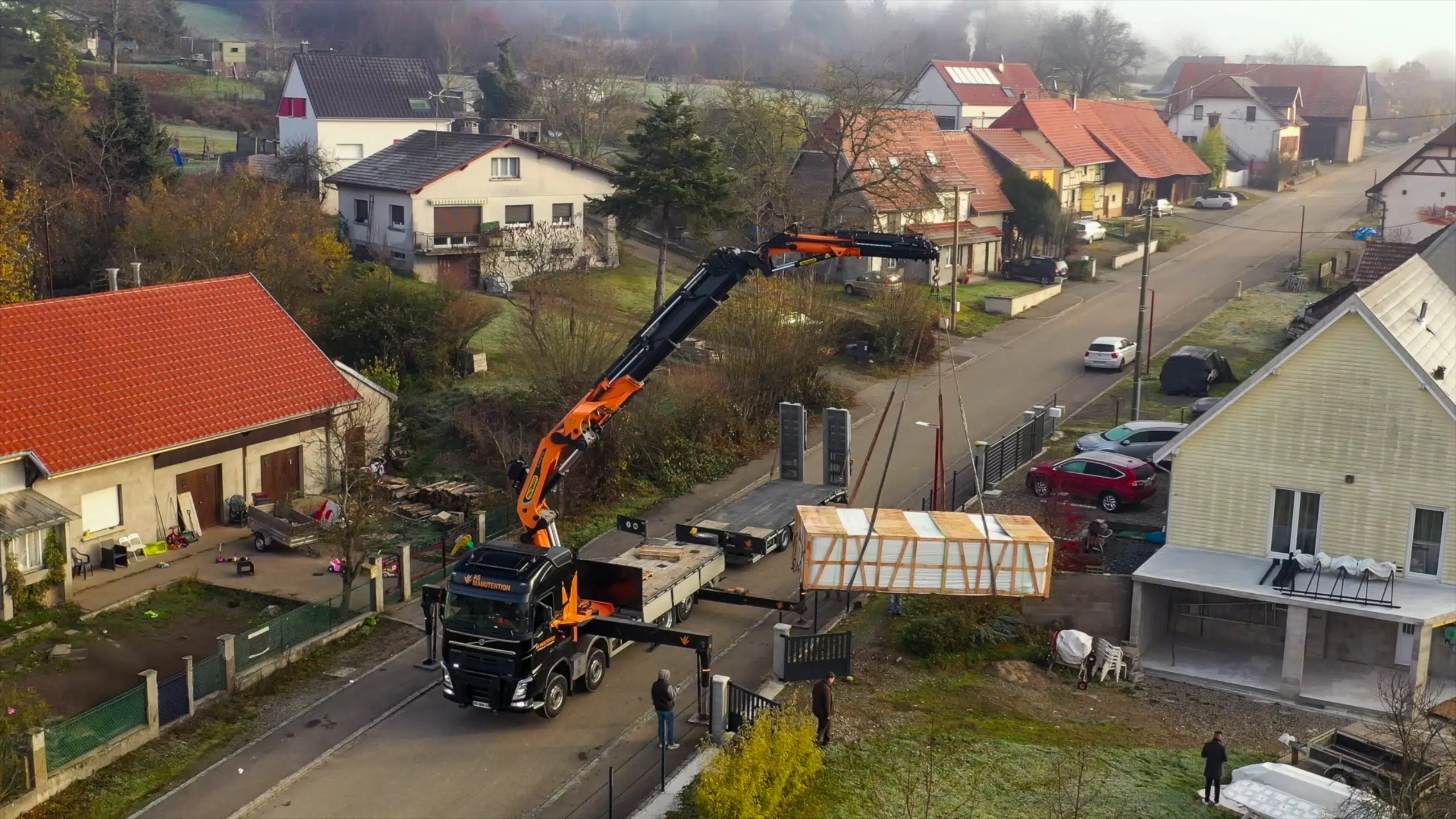 Livraison et installation d'un spa de nage par grue sur une propriété en France