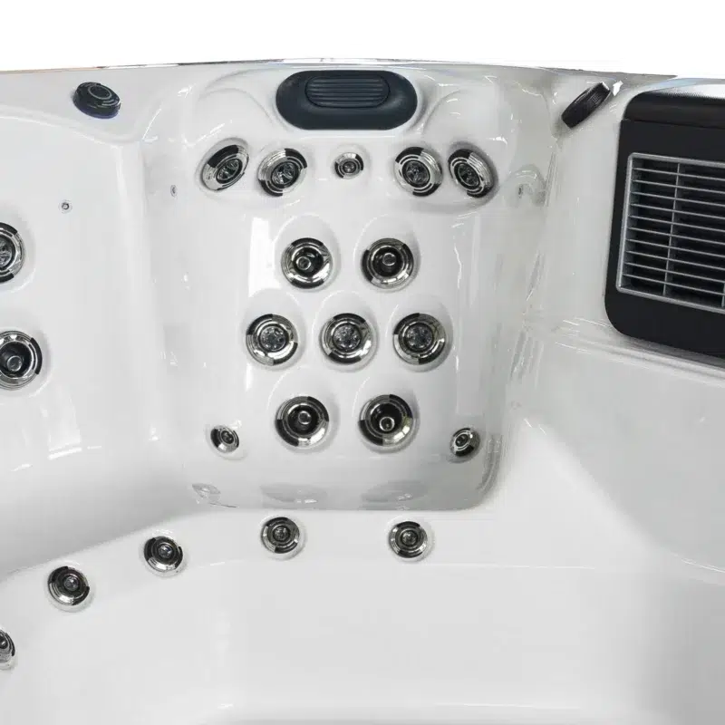 Hydra – Spa de nage monozone performance – Vendom – Only Spa - White Marble - Vue détaillée d'une place assise et de ses jets massants