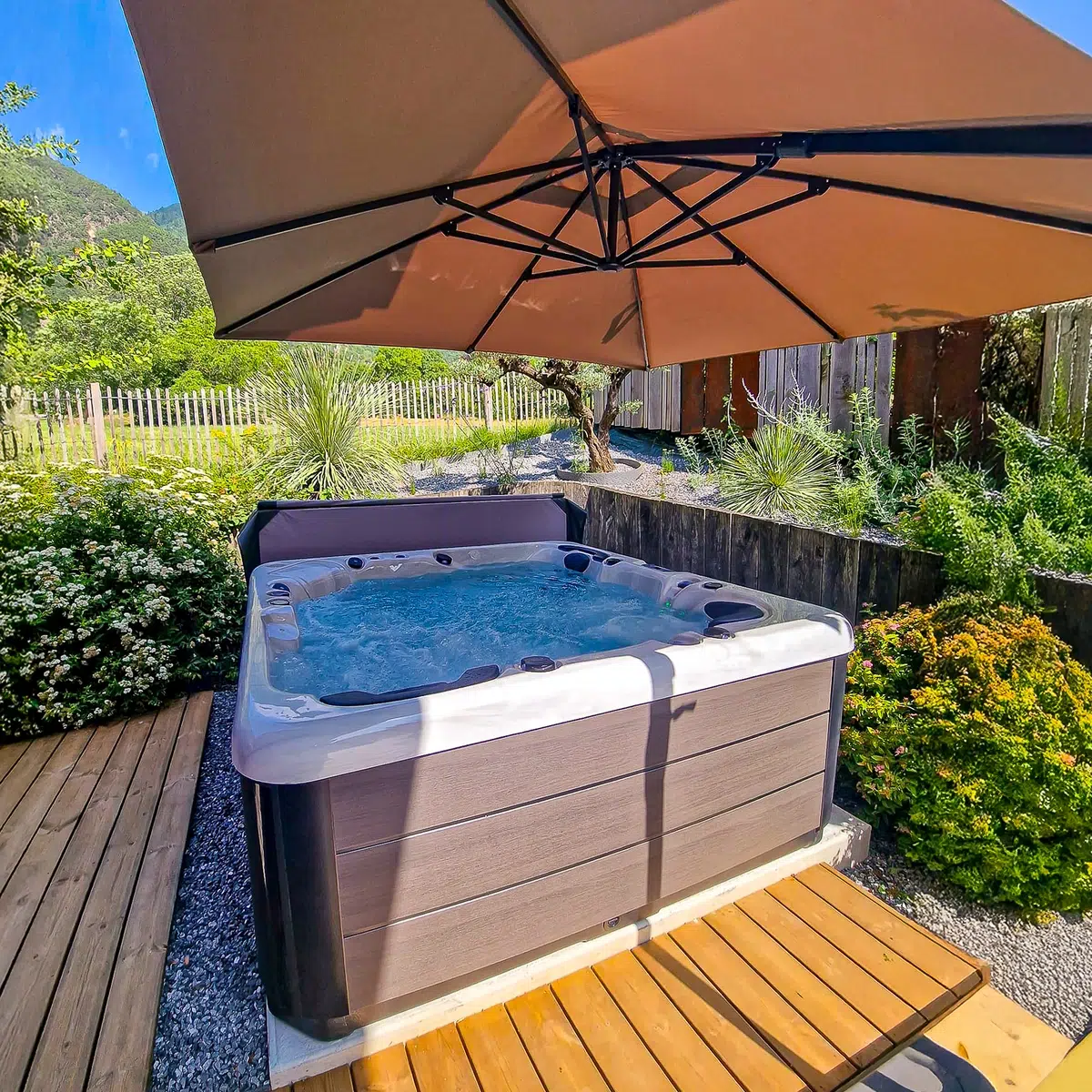 Spa Antigua 5 places Vendom – installé sur terrasse bois avec parasol – jardin paysagé – Only Spa