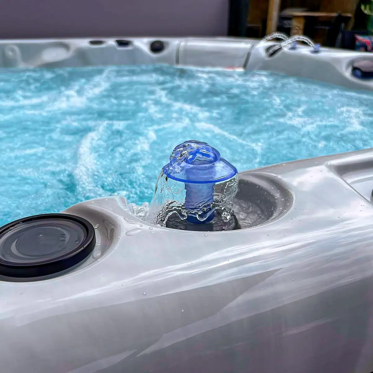 Spa Antigua 5 places Vendom – gros plan sur fontaine active – Only Spa