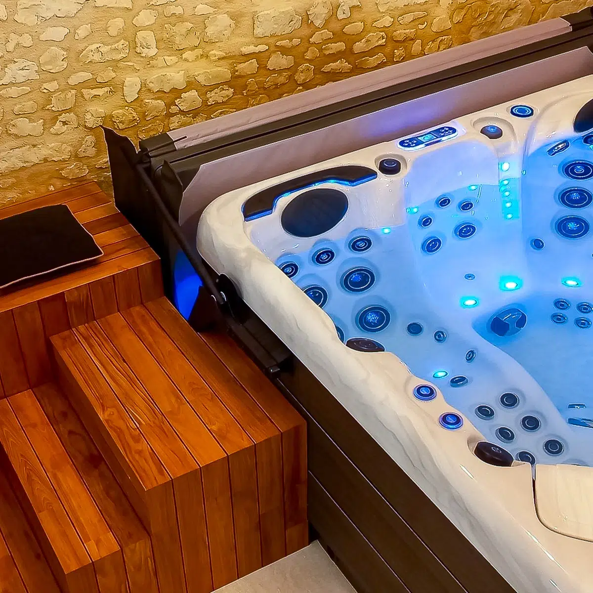 Spa Antigua 5 places Vendom – intérieur du spa allumé avec LED bleues – installation intérieure – Only Spa