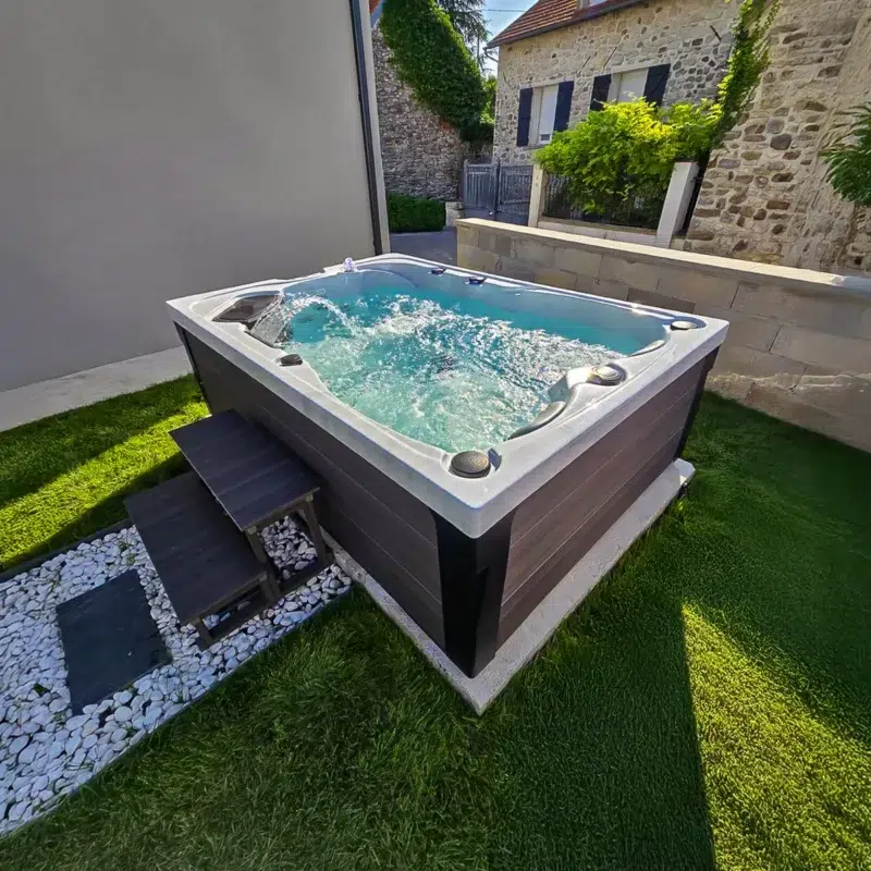 Bahamas – Spa 3 places Vendom installé dans un jardin, disponible chez Only Spa - White Marble - Vue de face