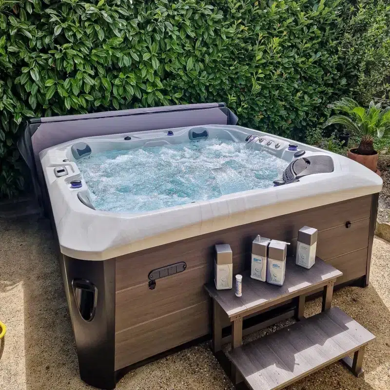 Spa Caraïbes 5 places Vendom – en fonctionnement – présentation des produits d’entretien – Only Spa