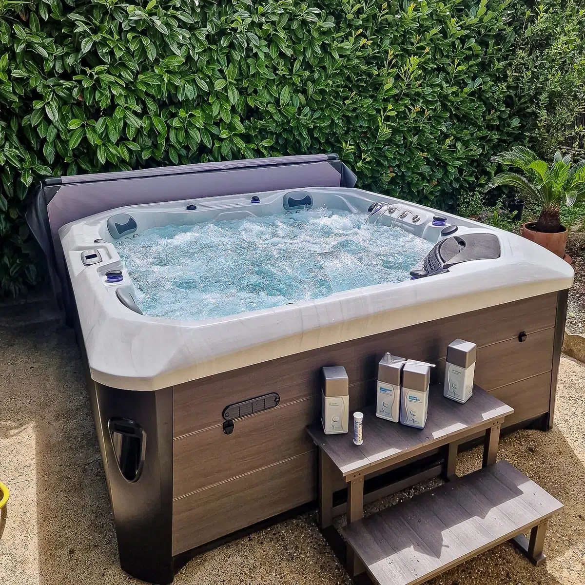 Spa Caraïbes 5 places Vendom – en fonctionnement – présentation des produits d’entretien – Only Spa