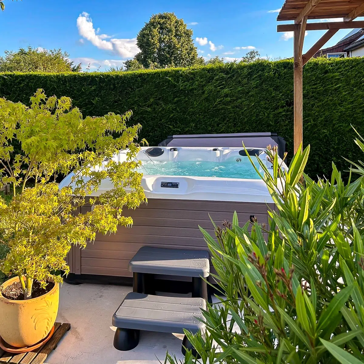 Corfou – Spa 5 places Vendom installé sur terrasse arborée, disponible chez Only Spa - White Marble - Vue de face