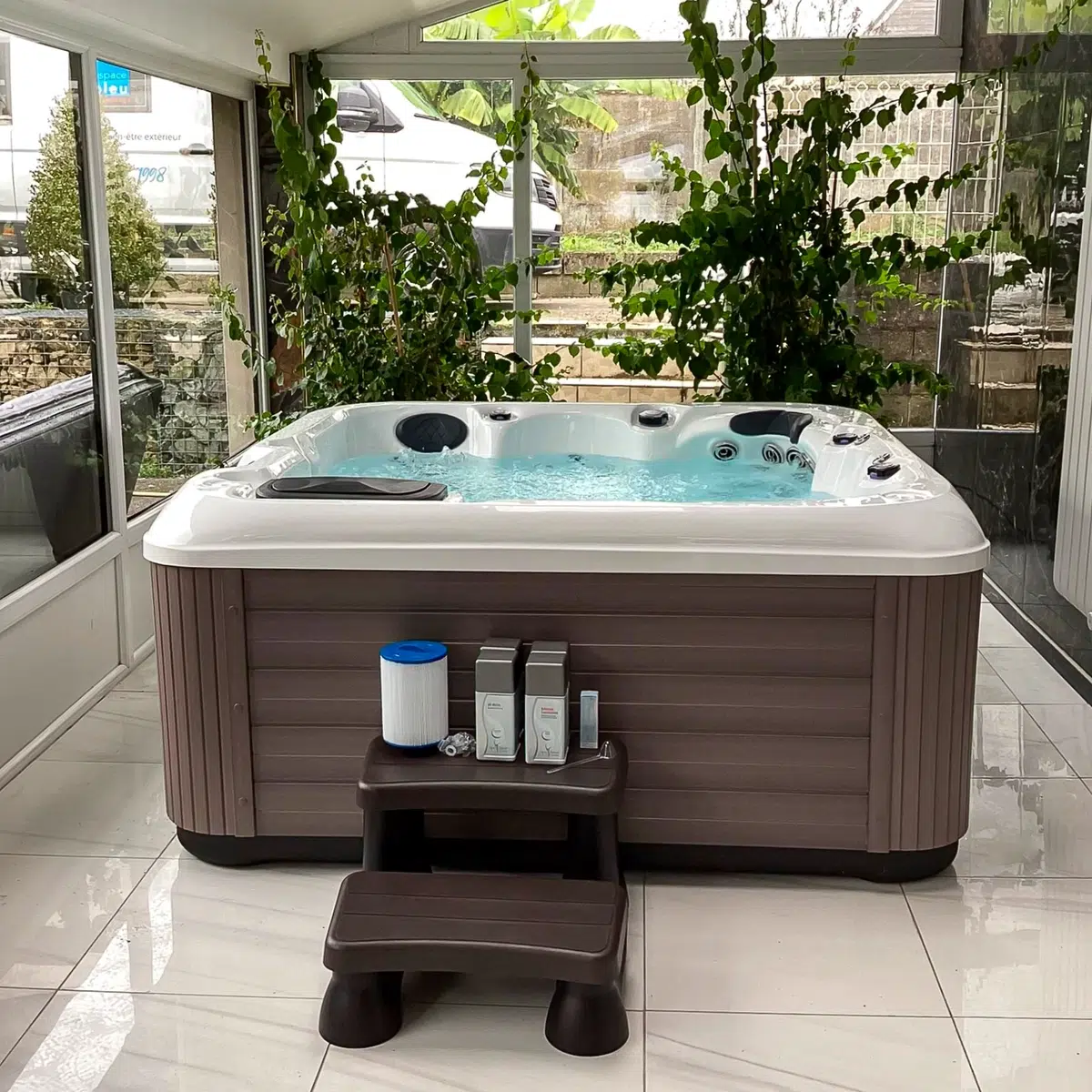 Corfou – Spa 5 places Vendom installé dans une véranda, disponible chez Only Spa - White Marble - Vue de face