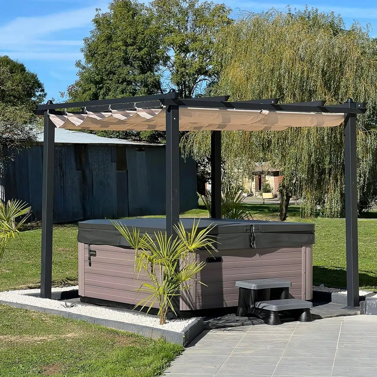 Corfou – Spa 5 places Vendom installé sous pergola, disponible chez Only Spa - White Marble - Vue de face