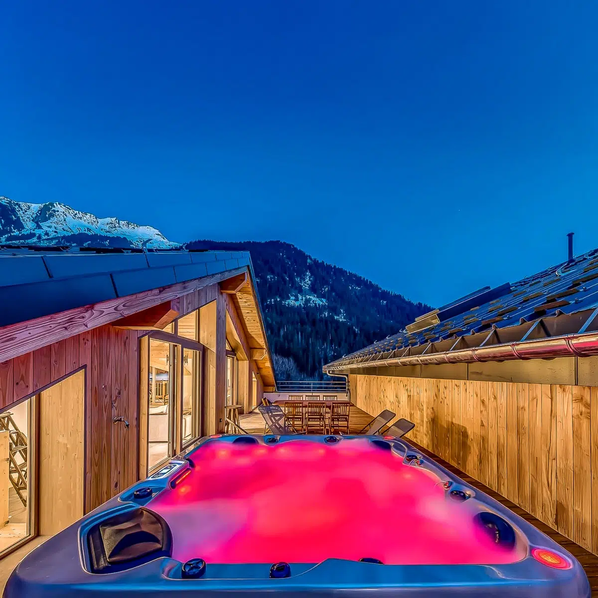 Spa Cuba 6 places Vendom – installation en altitude avec vue sur les montagnes – éclairage LED rouge – Only Spa