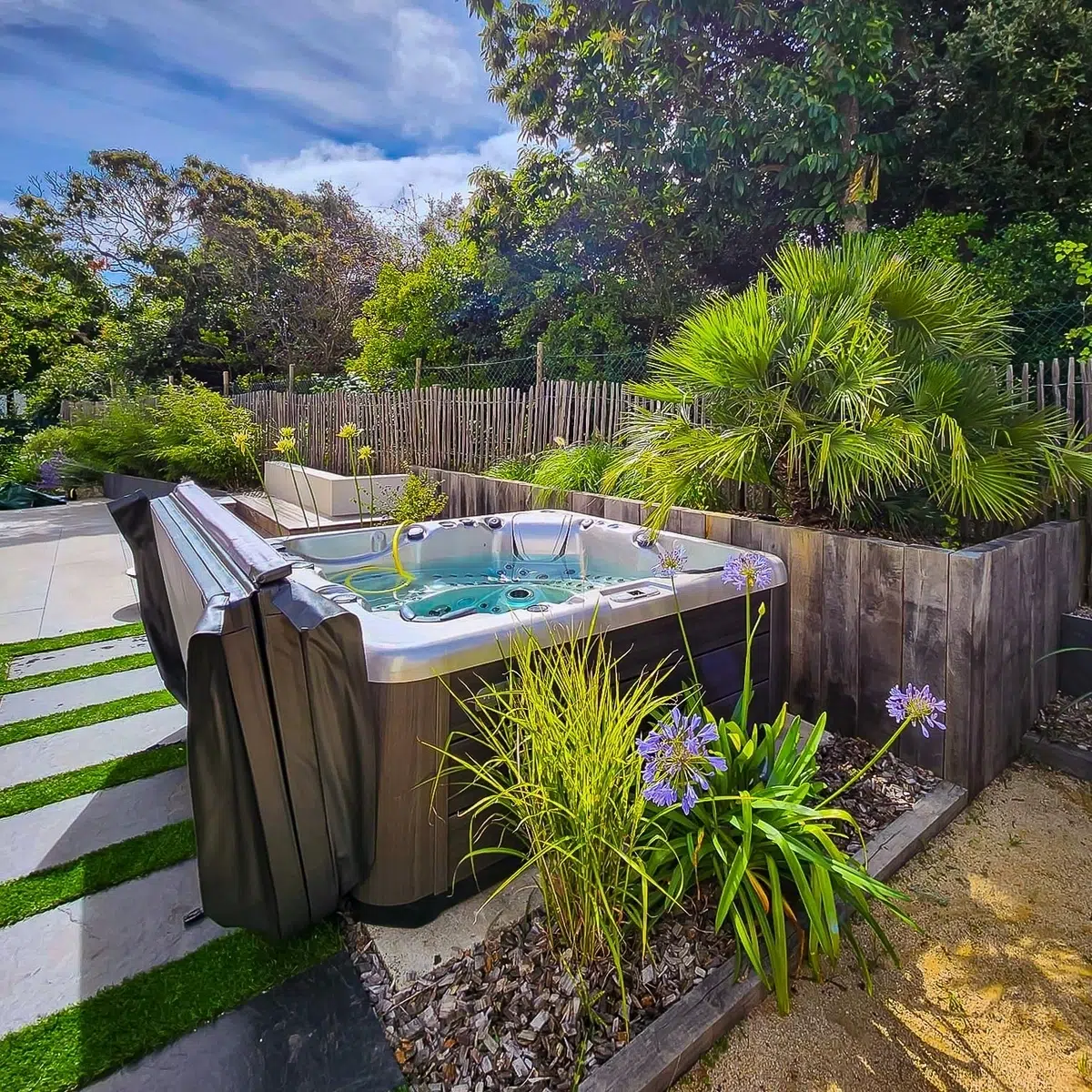 Spa Hawai 5 places Vendom – intégré dans un jardin paysagé avec palmiers et fleurs – installation moderne – Only Spa