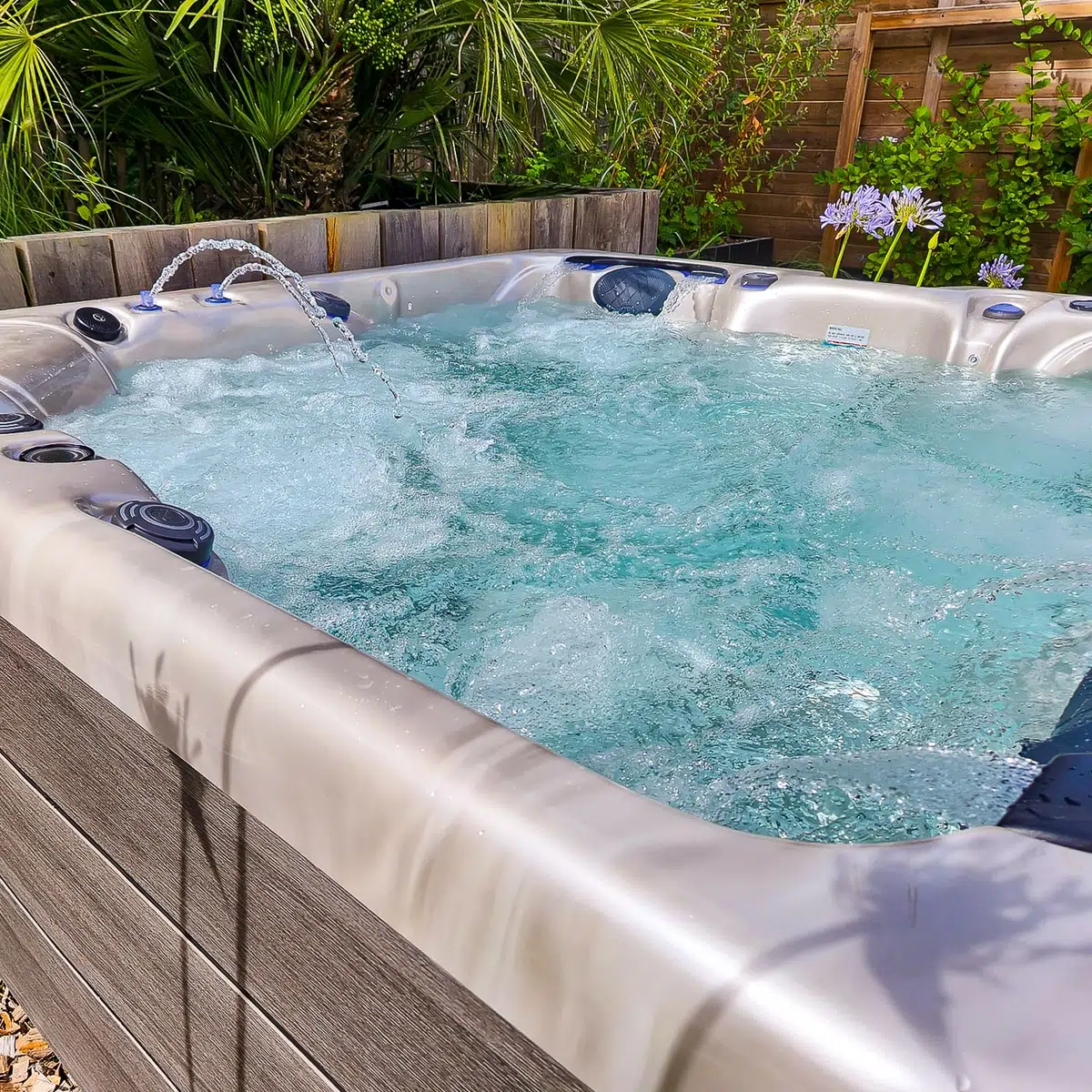 Spa Hawai 5 places Vendom – gros plan sur jets en action – ambiance détente dans un jardin tropical – Only Spa