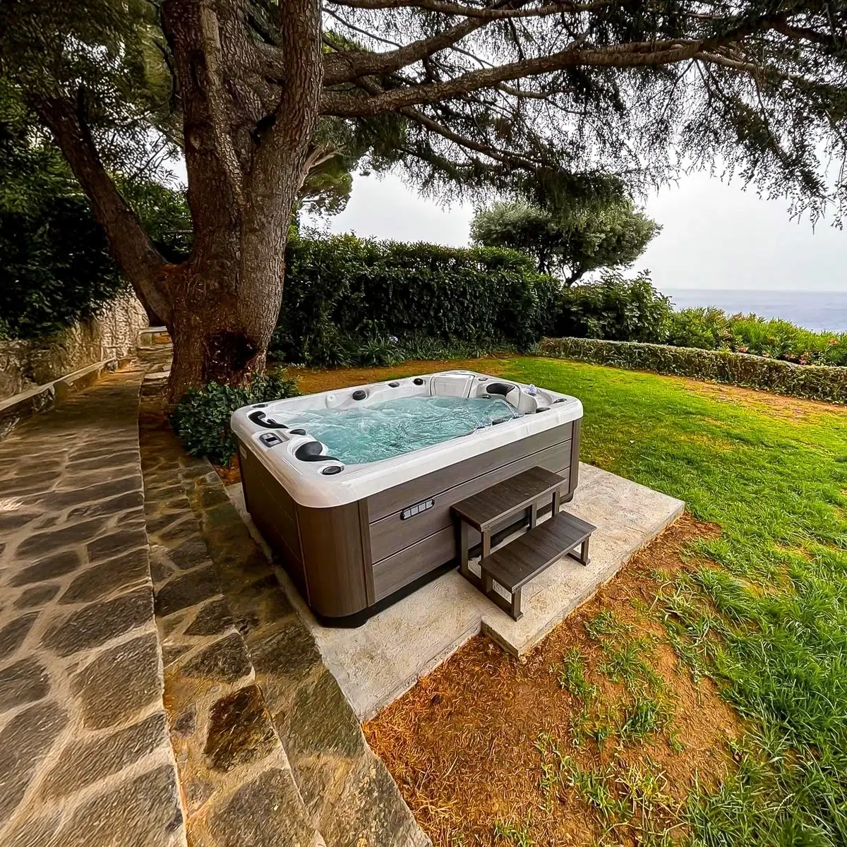 Installation du spa Maohi 3 places Vendom dans un jardin méditerranéen – Only Spa