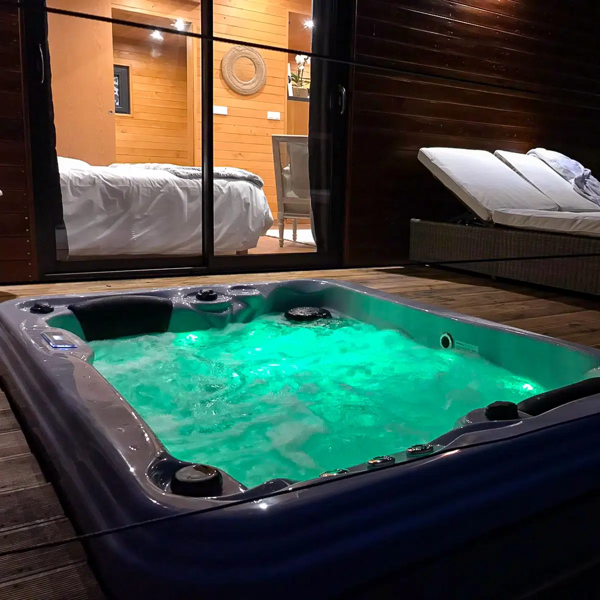 Spa Mooréa 2 places Vendom – éclairage LED vert – installé sur terrasse bois devant chambre – Only Spa