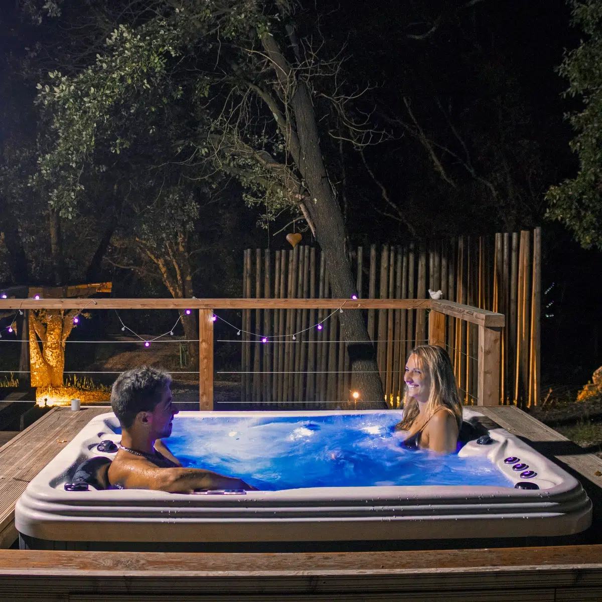 Spa Mooréa 2 places Vendom – en usage de nuit avec éclairage – ambiance détente – Only Spa