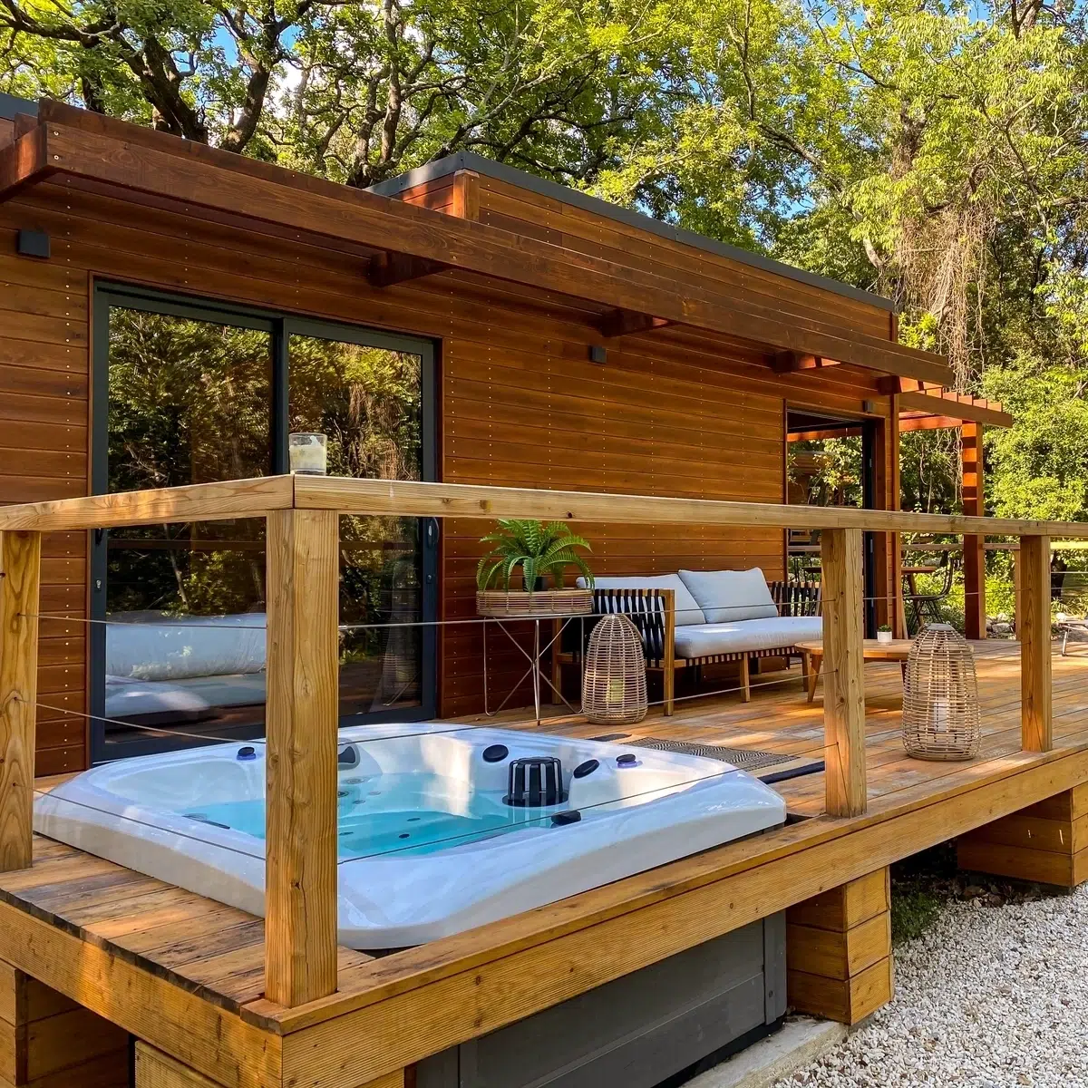 Spa Mooréa 2 places Vendom – installé sur terrasse bois avec salon de jardin – ambiance naturelle – Only Spa