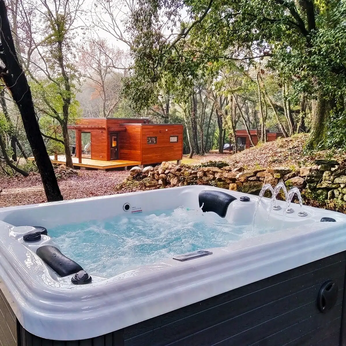 Spa Mooréa 2 places Vendom – en fonctionnement avec fontaines – devant cabanes bois – Only Spa