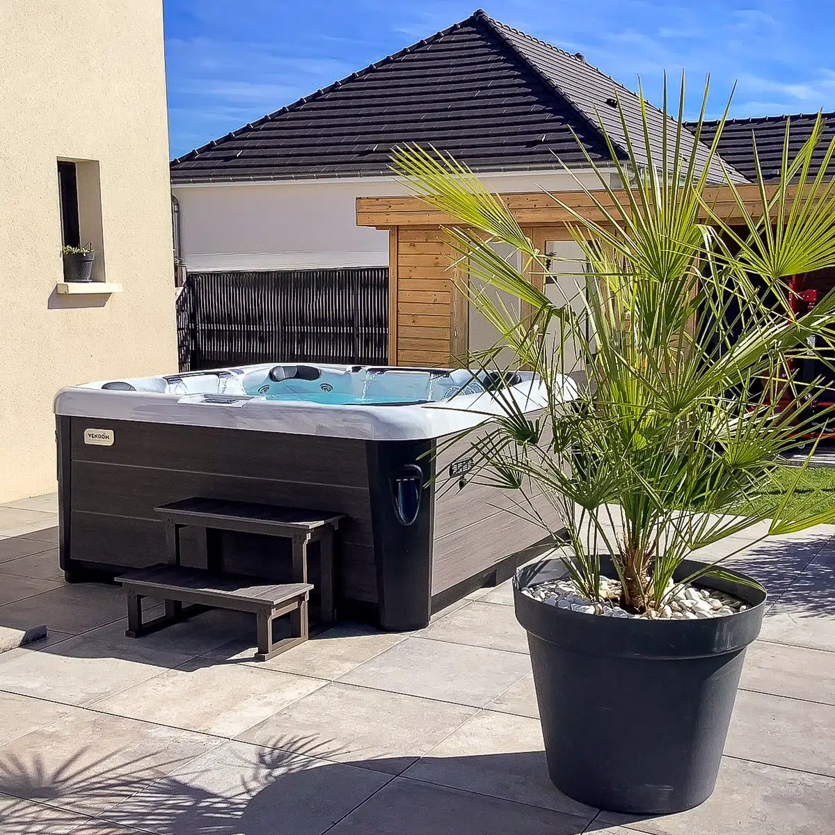 Spa Piana 5 places Vendom installé sur terrasse moderne – coloris White Marble – Only Spa