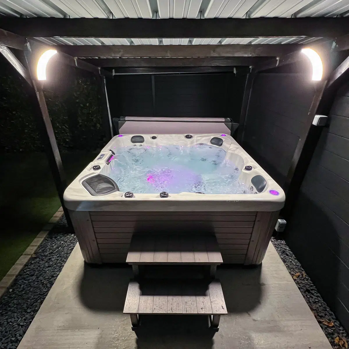 Spa Piana 5 places Vendom en fonctionnement sous pergola – éclairage LED violet – Only Spa