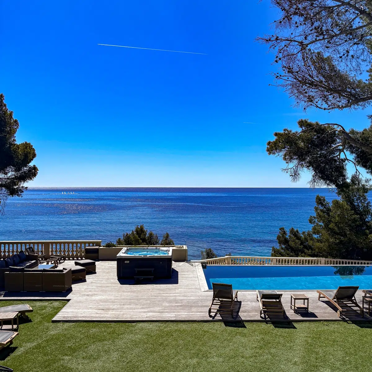 Spa Vendom Polynésie 5 places face à la mer, avec coin lounge et piscine à débordement