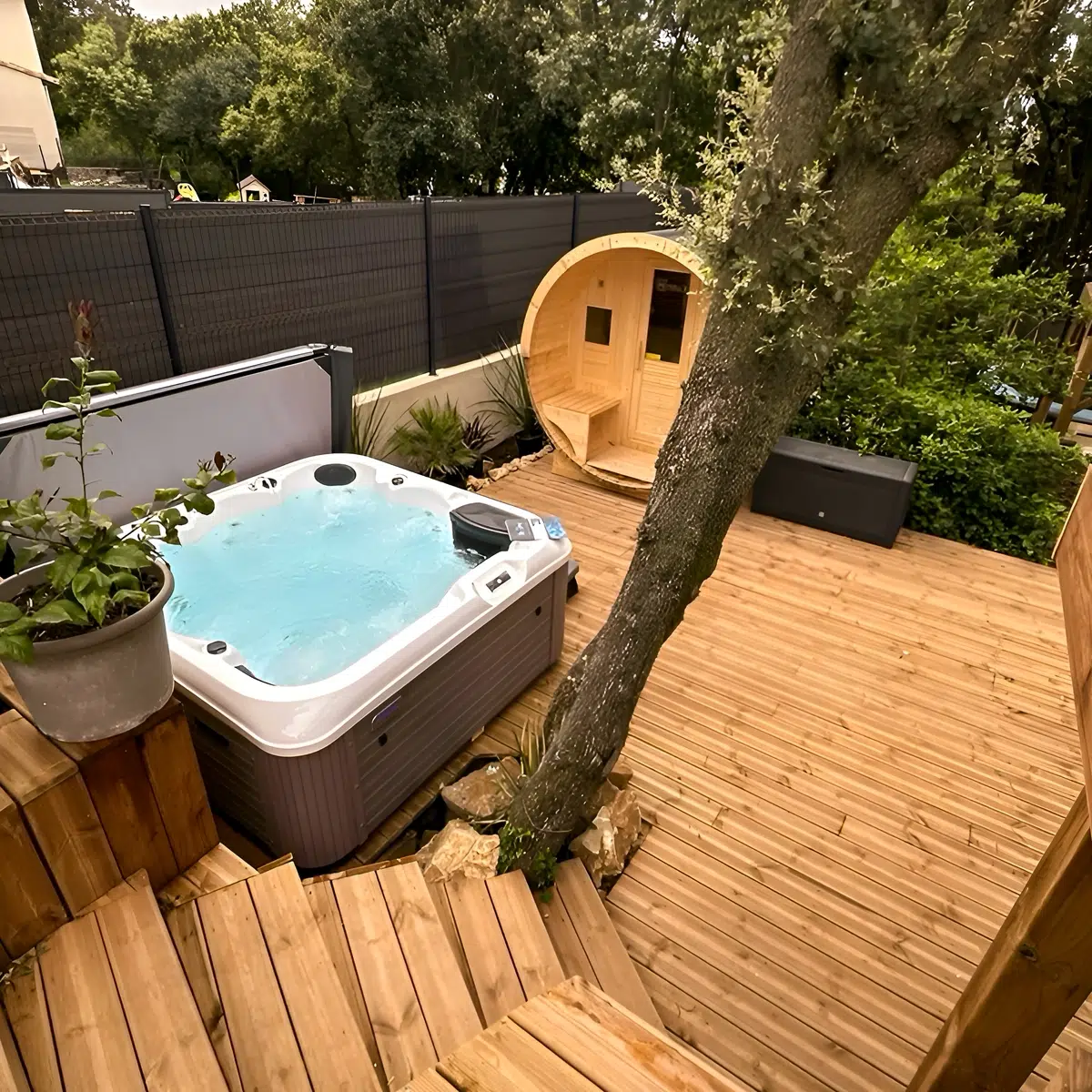 Rhodes – Spa 6 places Vendom installé sur une terrasse, disponible chez Only Spa - Pure White - Vue de face