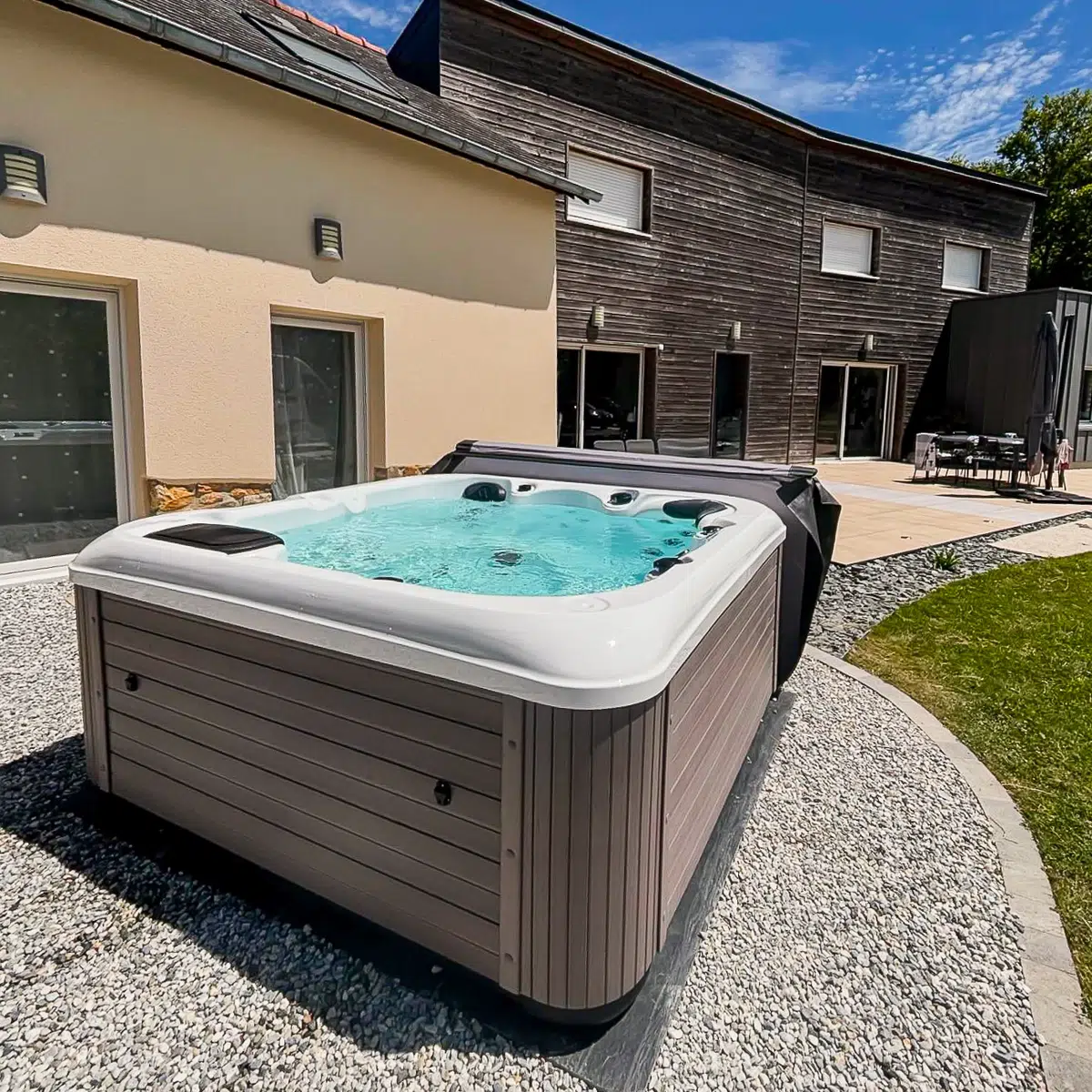 Rhodes – Spa 6 places Vendom installé dans un jardin, disponible chez Only Spa - Pure White - Vue de face