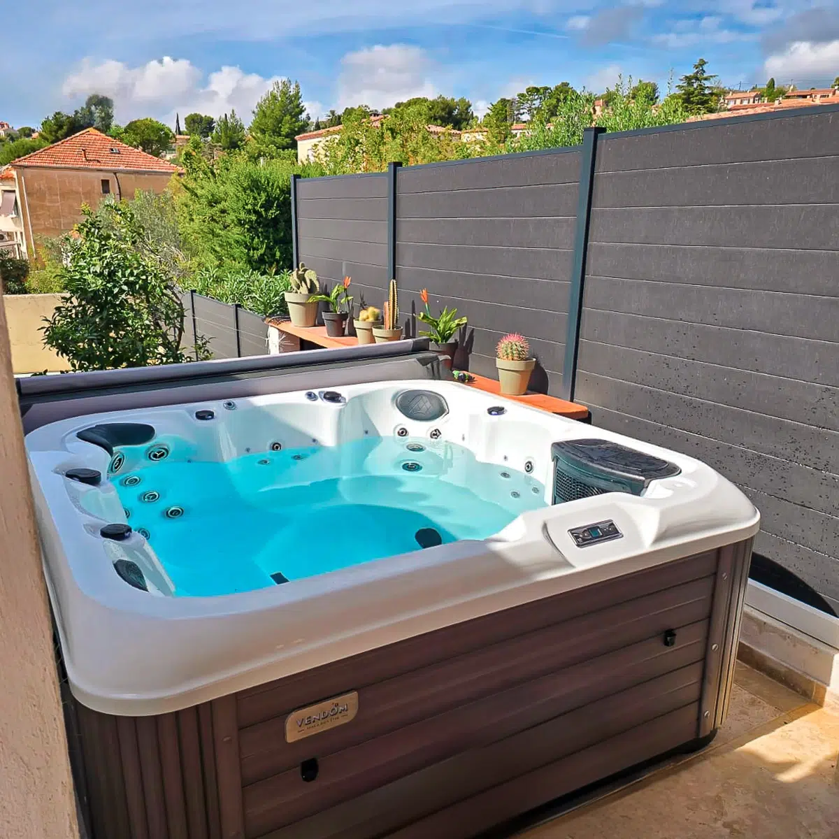 Rhodes – Spa 6 places Vendom installé sur une terrasse, disponible chez Only Spa - Pure White - Vue de face