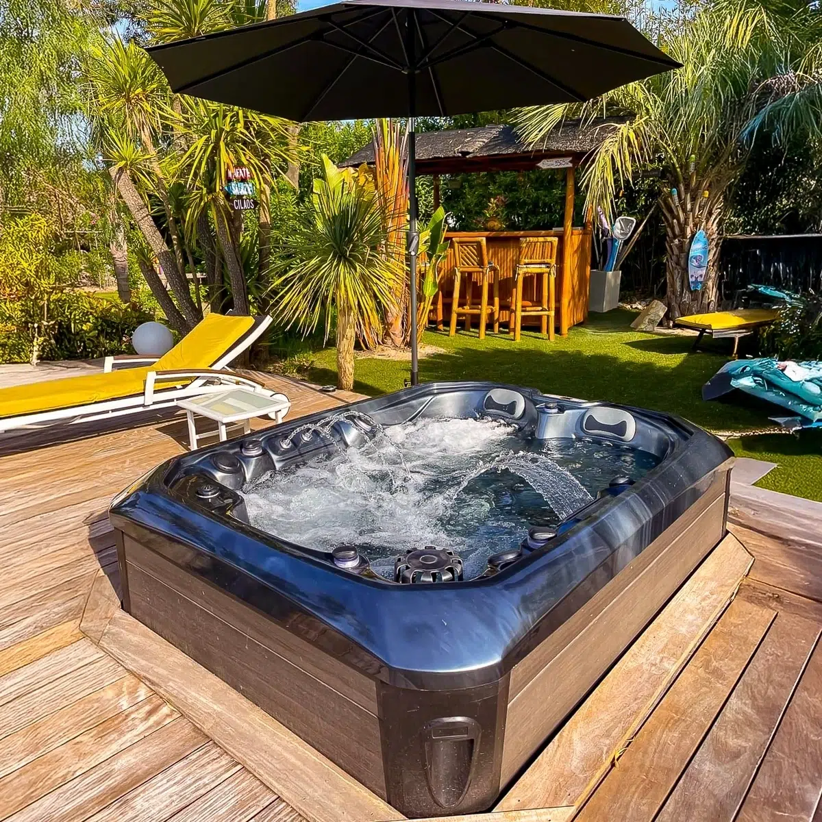 Spa Tahiti 3 places Vendom – installé sur terrasse bois – ambiance tropicale avec jets activés – Only Spa