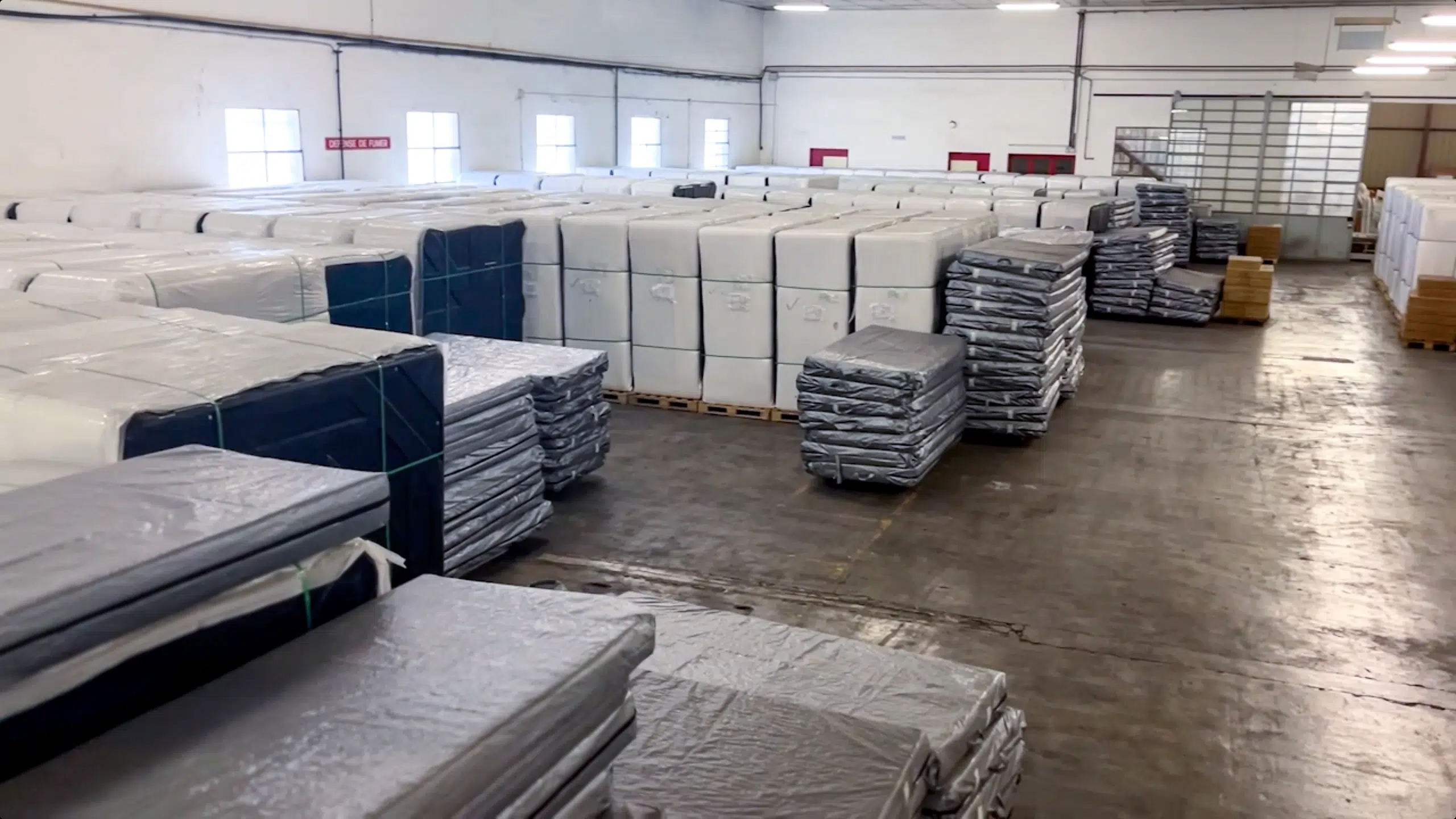 Stock de spas entreposés dans le dépôt logistique de Vendom