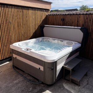 Spa dans une cour avec bardage en bois — réalisation Onlyspa