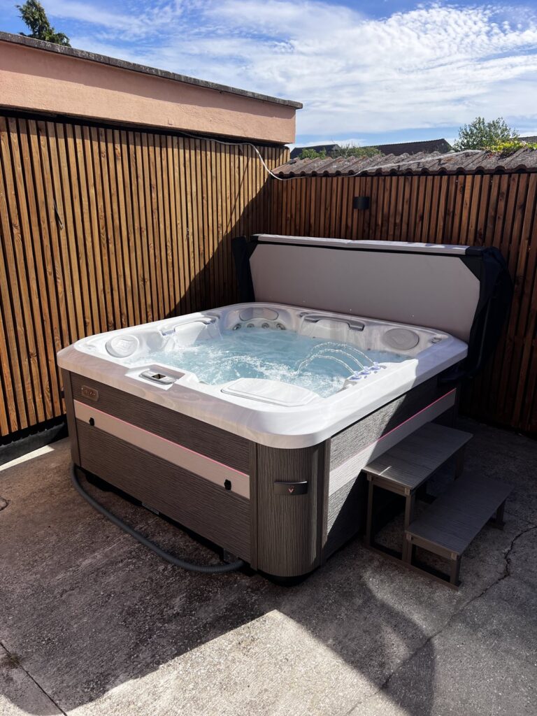 Spa dans une cour avec bardage en bois — réalisation Onlyspa
