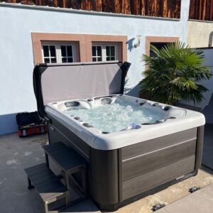 Spa installé dans la cour d’une maison — réalisation Onlyspa