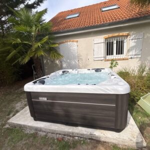 Spa installé sur une dalle dans un jardin — réalisation Onlyspa