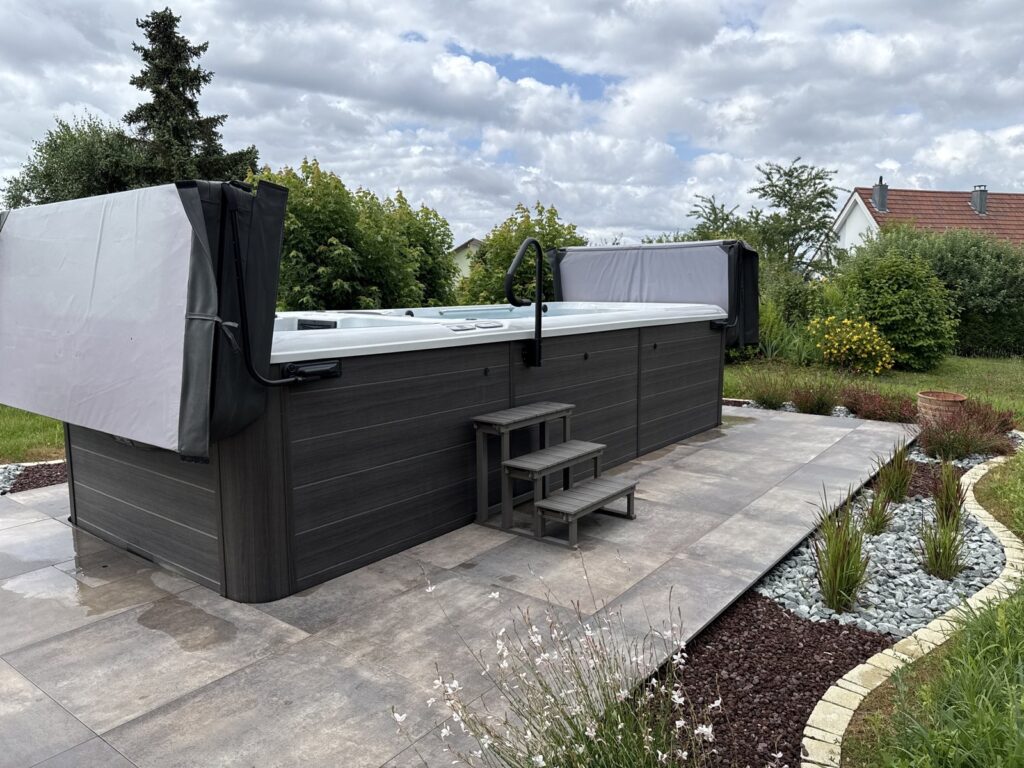 Spa de nage installé dans un jardin — réalisation Onlyspa