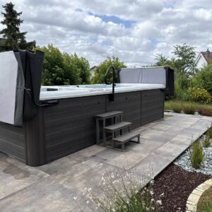 Spa de nage installé dans un jardin — réalisation Onlyspa