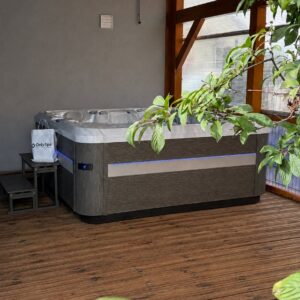 Spa dans un espace abrité avec terrasse en bois — réalisation Onlyspa