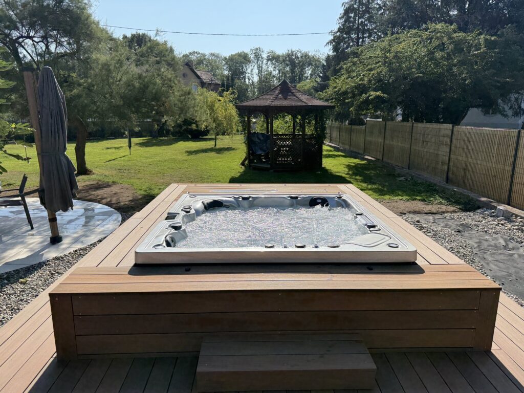 Spa intégré dans une terrasse en bois — réalisation Onlyspa