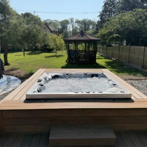 Spa intégré dans une terrasse en bois — réalisation Onlyspa