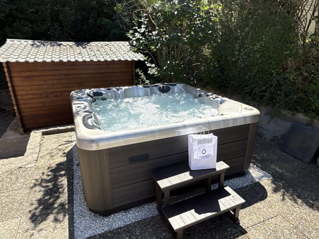 Spa dans un jardin près d’un abri en bois — réalisation Onlyspa