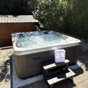 Spa dans un jardin près d’un abri en bois — réalisation Onlyspa
