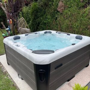 Spa dans un jardin bordé d’une haie — réalisation Onlyspa