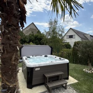 Spa extérieur près d’un palmier — réalisation Onlyspa