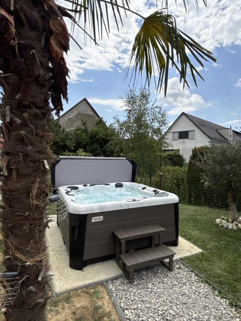 Spa extérieur près d’un palmier — réalisation Onlyspa