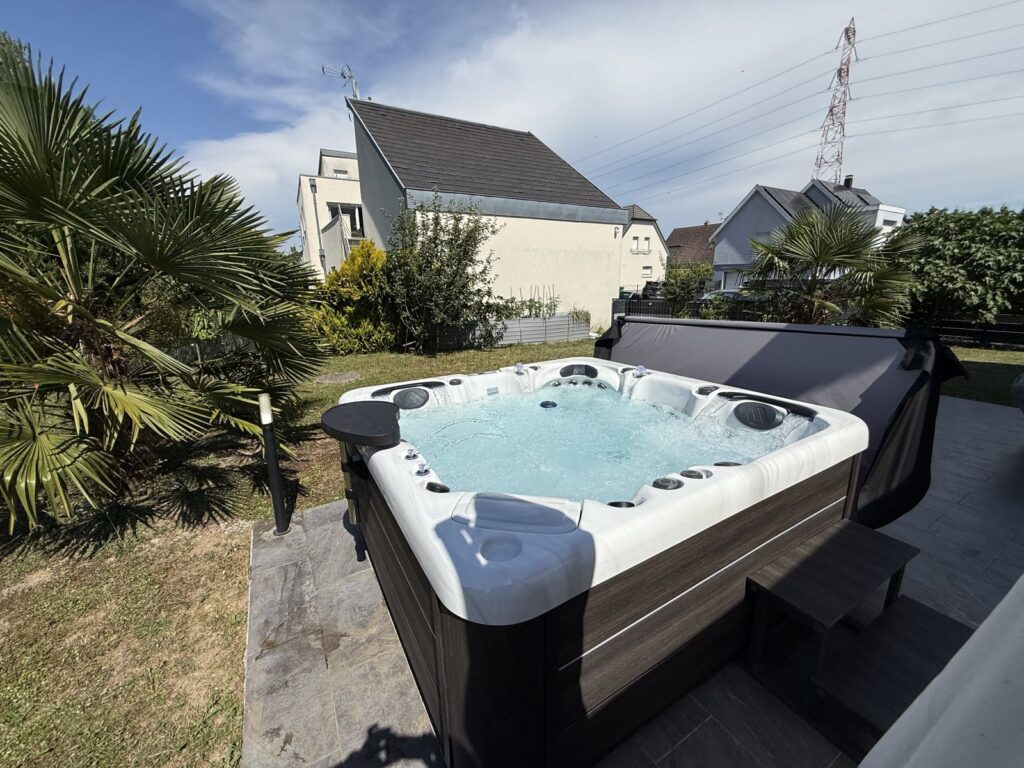 Spa dans un jardin avec des palmiers — réalisation Onlyspa