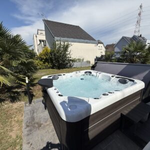 Spa dans un jardin avec des palmiers — réalisation Onlyspa