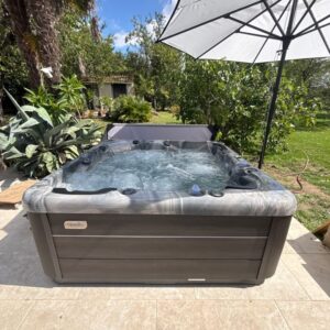 Spa dans un jardin avec parasol — réalisation Onlyspa