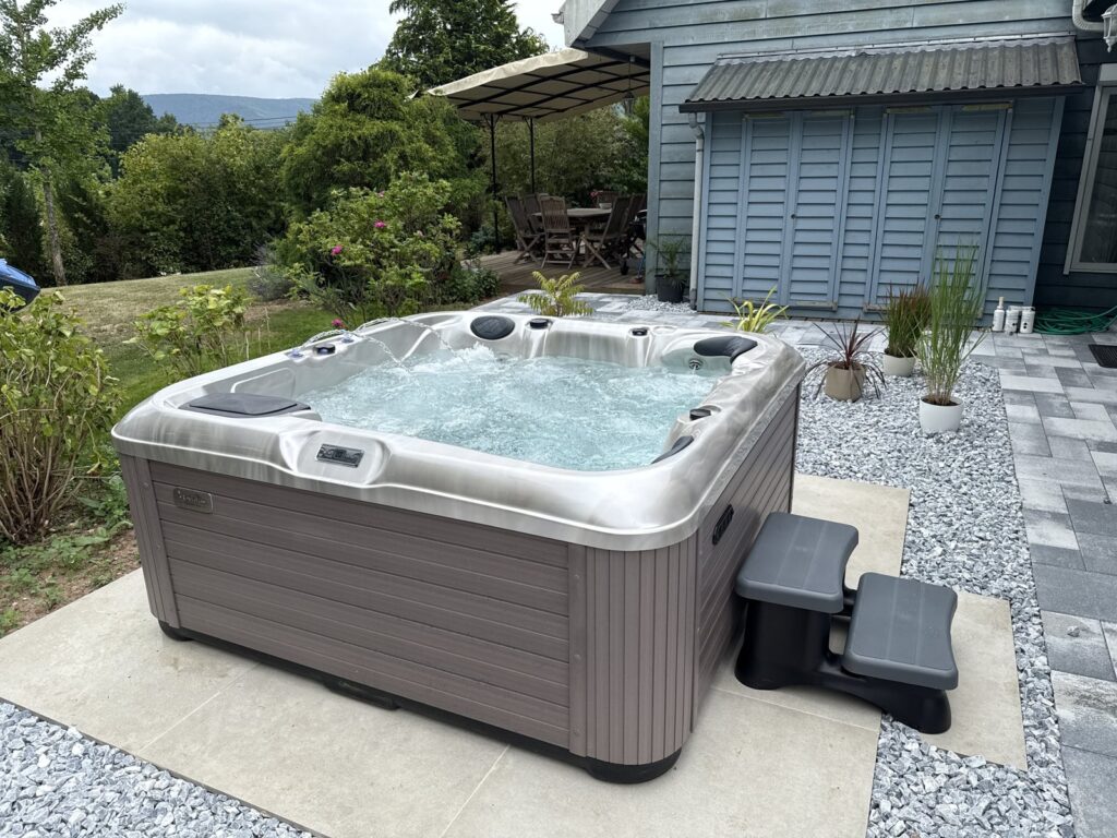 Spa installé dans un jardin paysager — Onlyspa