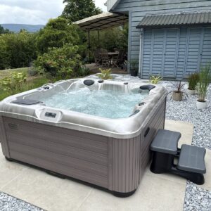 Spa installé dans un jardin paysager — Onlyspa