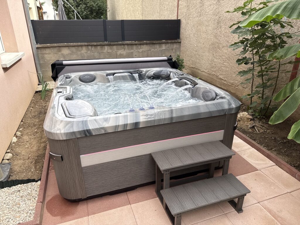 Spa dans un patio végétalisé — réalisation Onlyspa